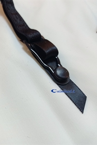 Detail bindings of the black lace suspender